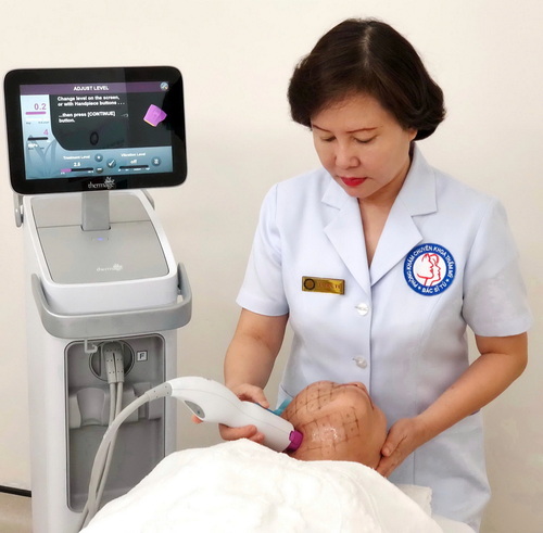 Tien si - Bac si Tran Thi Anh Tu: Nguoi tien phong trong tham my noi khoa tai Viet Nam