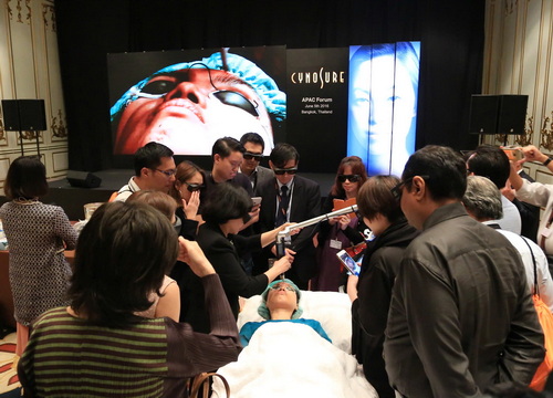 Tien si - Bac si Tran Thi Anh Tu: Nguoi tien phong trong tham my noi khoa tai Viet Nam